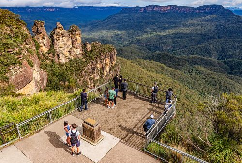 View of the Three Sisters rock formation at Echo Point, Blue Mountains.